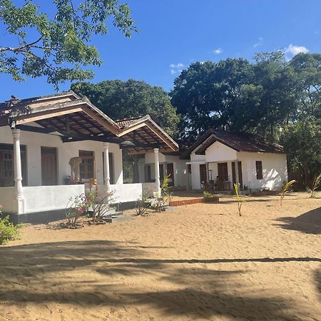 A Pousada Coconut Hill Baía de Arugam Exterior foto